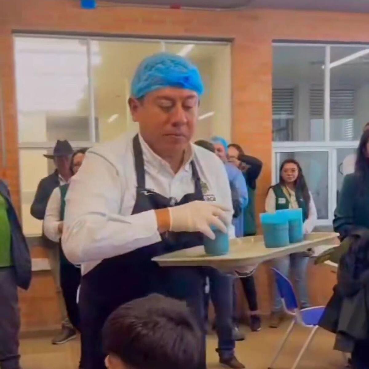 Amaya se puso el delantal y le sirvió el PAE a los niños de Úmbita