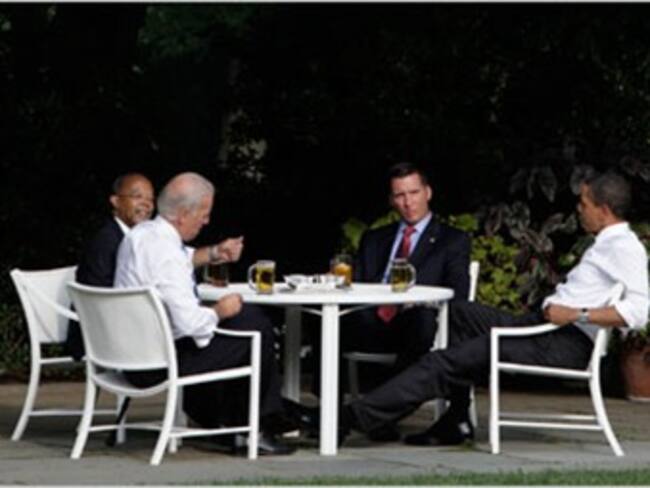 El presidente de EE.UU. Barack Obama, soluciona controversia racial con una cerveza