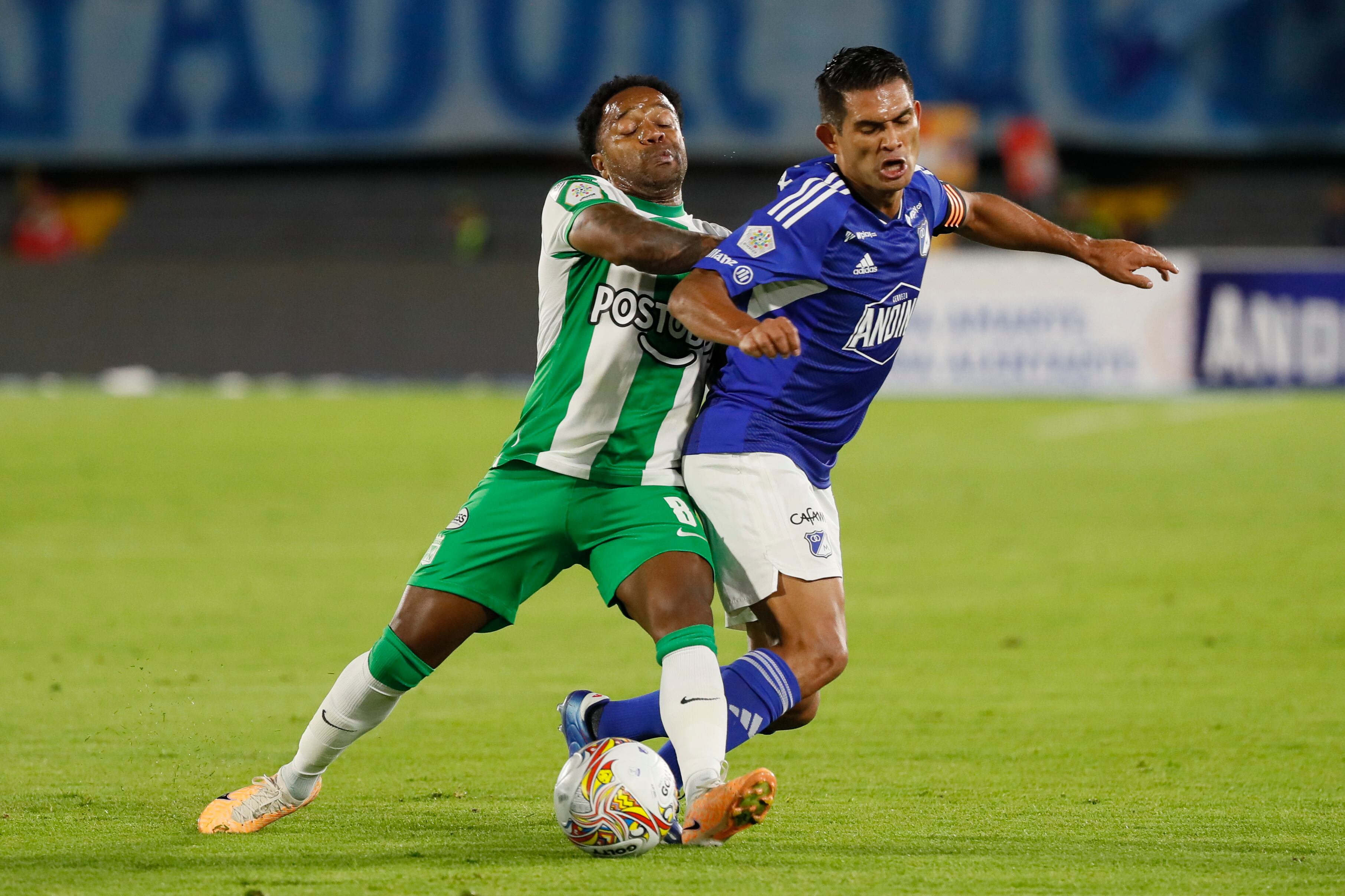 David Mackalister (d) de Millonarios disputa el balón con Dorlan Pabón de Nacional EFE/ Carlos Ortega