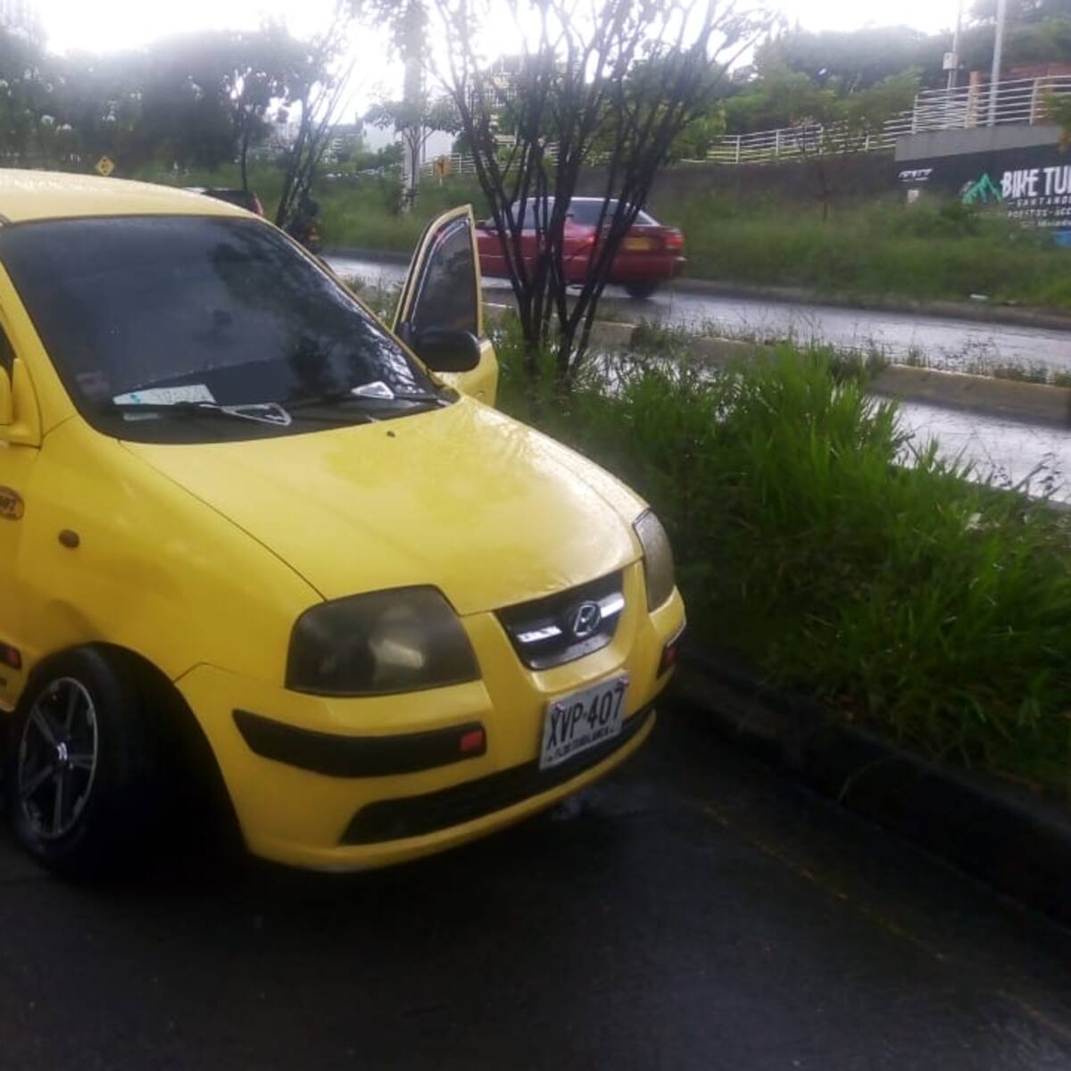 Taxista que invadió el carril de Metrolínea se estrelló contra los bolardos