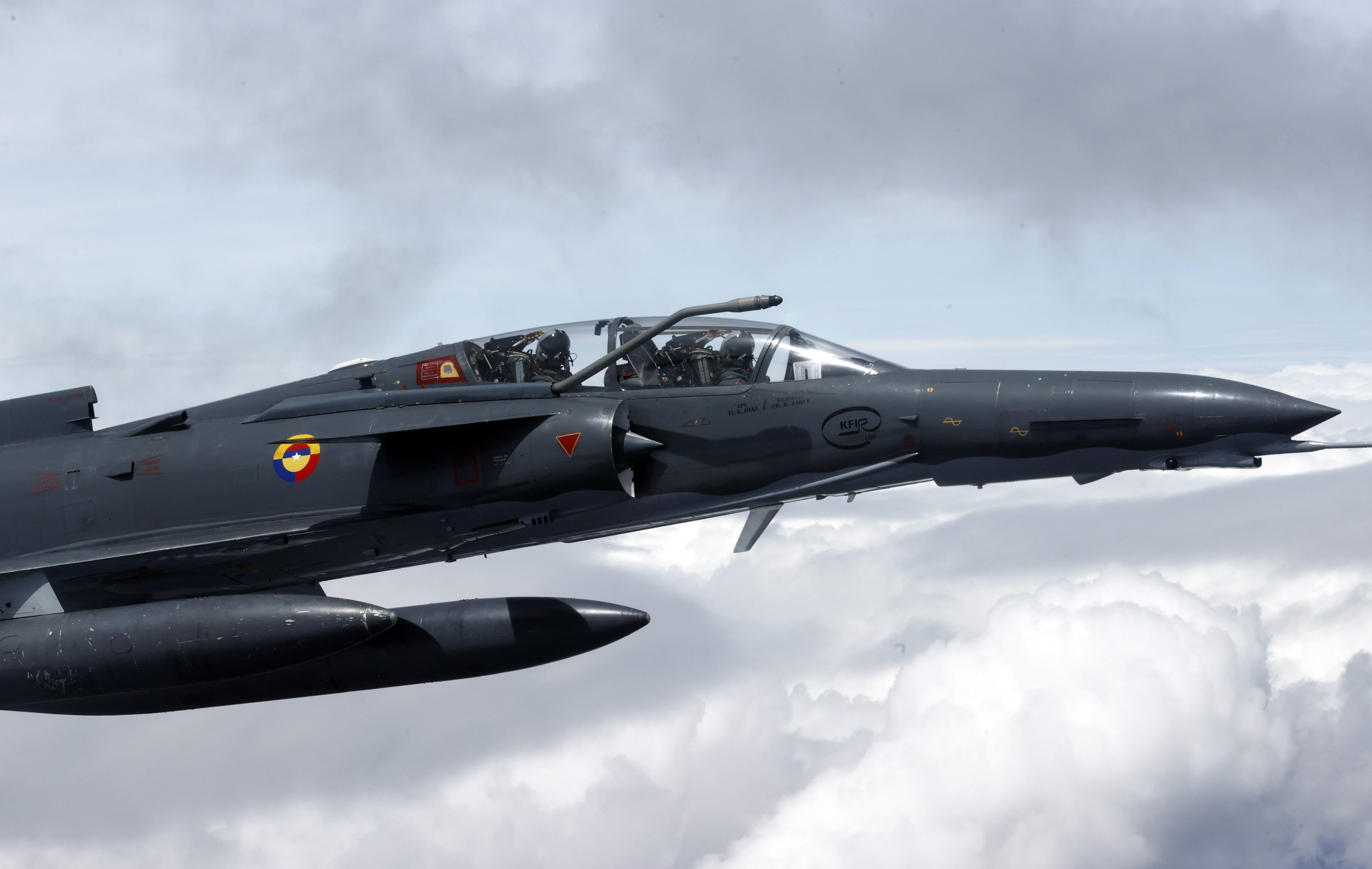 AME2622. BOGOTÁ (COLOMBIA), 17/07/2024.- Un avión de combate Kfir vuela este miércoles durante un ensayo previo al desfile militar del 20 de Julio, Día de la Independencia de Colombia, en Bogotá (Colombia). EFE/ Mauricio Dueñas Castañeda