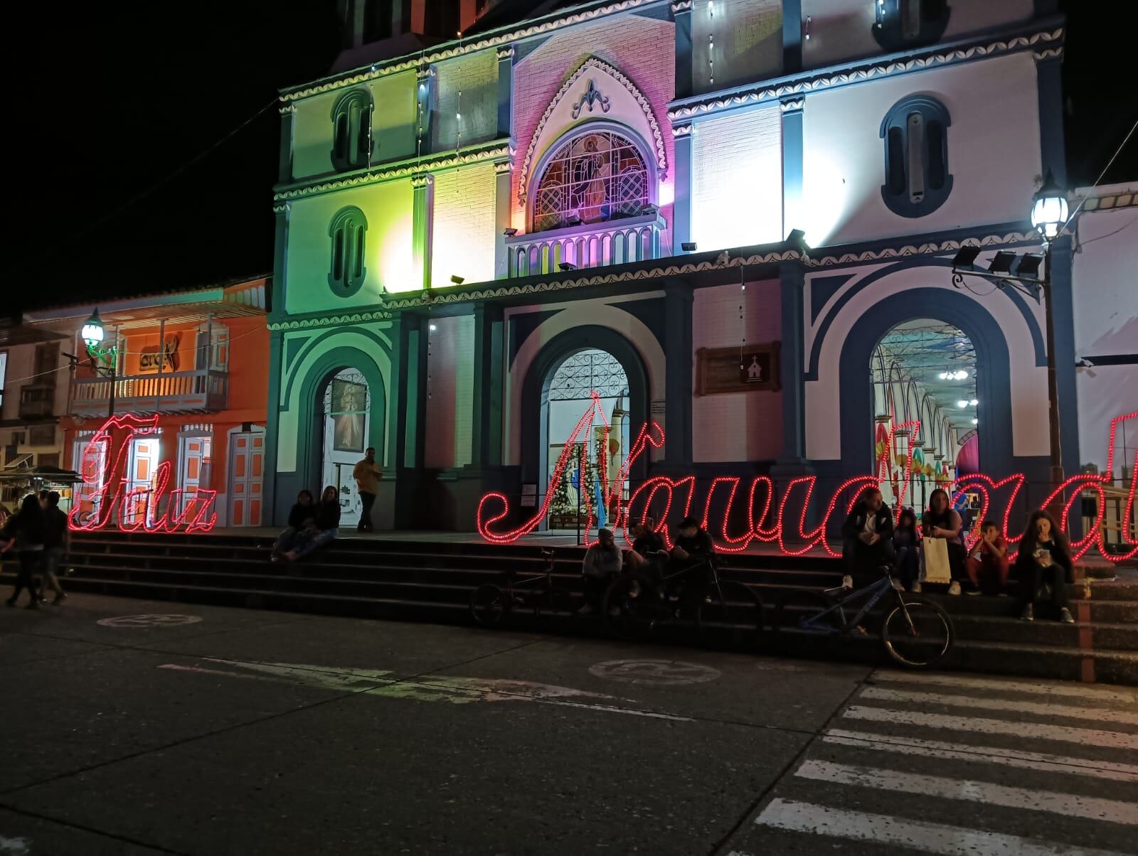 Alumbrado navideño en el atrio de la Iglesia Inmaculada Concepción de Filandia, Quindío. Foto: Adrián Trejos