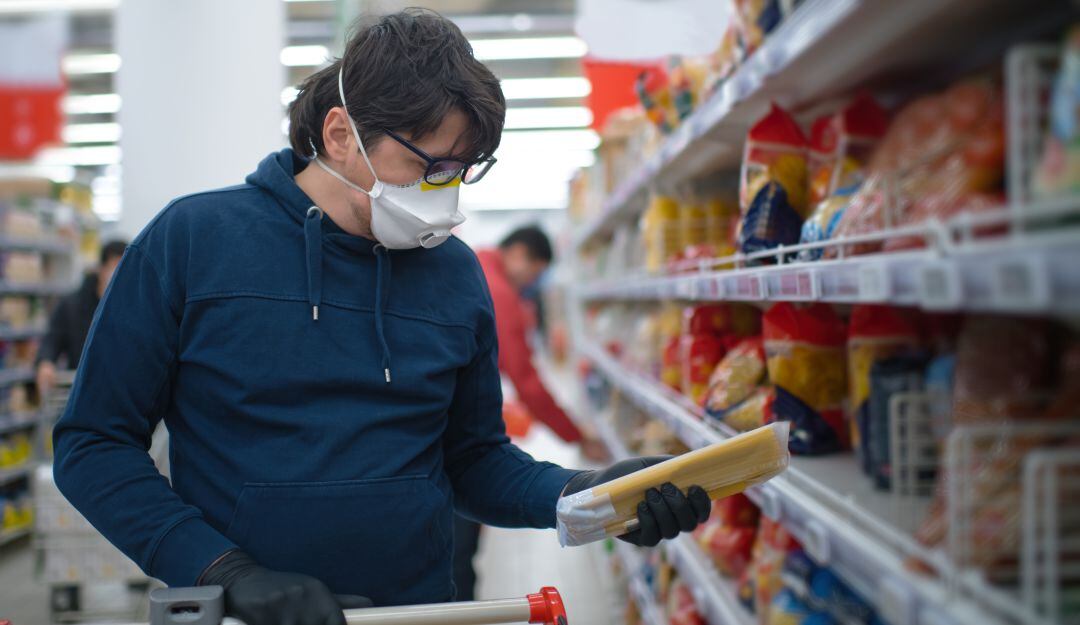 Guardar distancia con otras personas es otra de las recomendaciones.