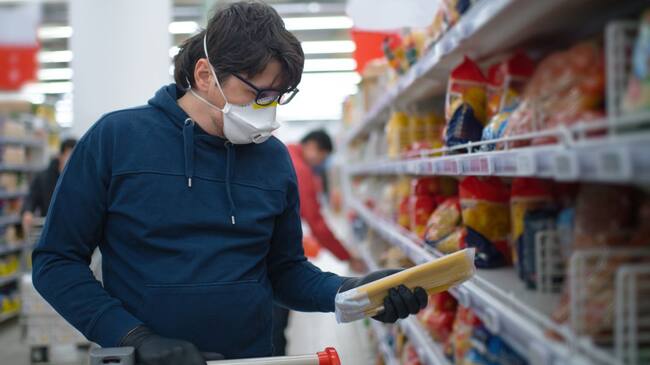 Guardar distancia con otras personas es otra de las recomendaciones.