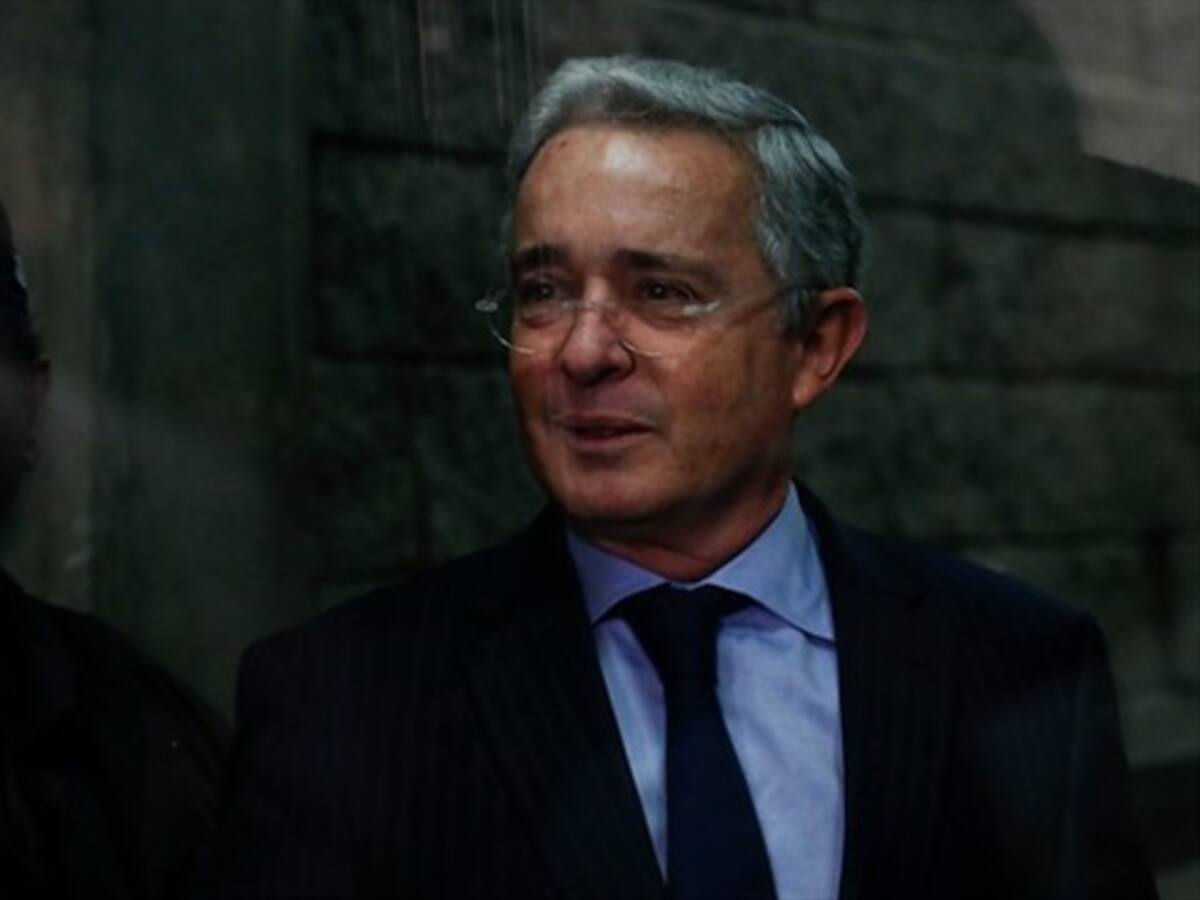 Uribe pide diálogo con los camioneros para levantar el paro