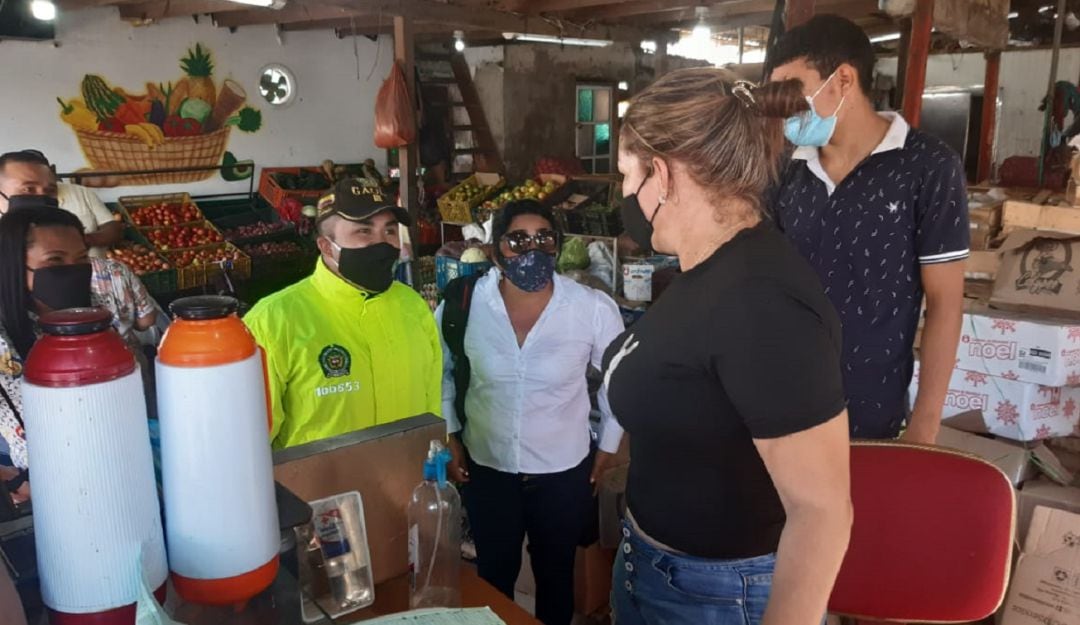 El Capitán David Rodríguez Cárdenas, visitó la plaza concientizando a los comerciantes sobre la importancia de denunciar casos de extorsión