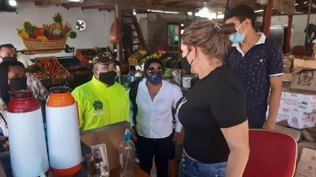 El Capitán David Rodríguez Cárdenas, visitó la plaza concientizando a los comerciantes sobre la importancia de denunciar casos de extorsión