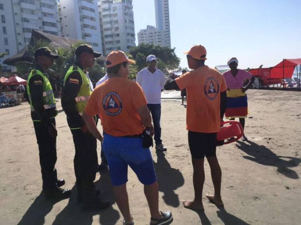 Autoridades sensibilizan a bañistas sobre restricciones en las playas de Cartagena