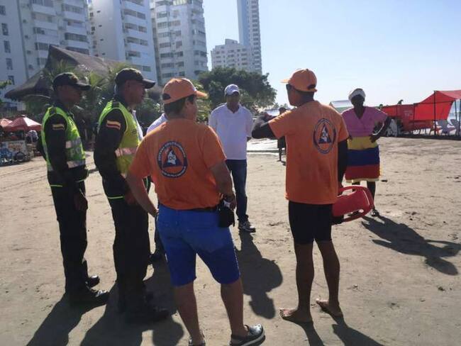 Autoridades sensibilizan a bañistas sobre restricciones en las playas de Cartagena