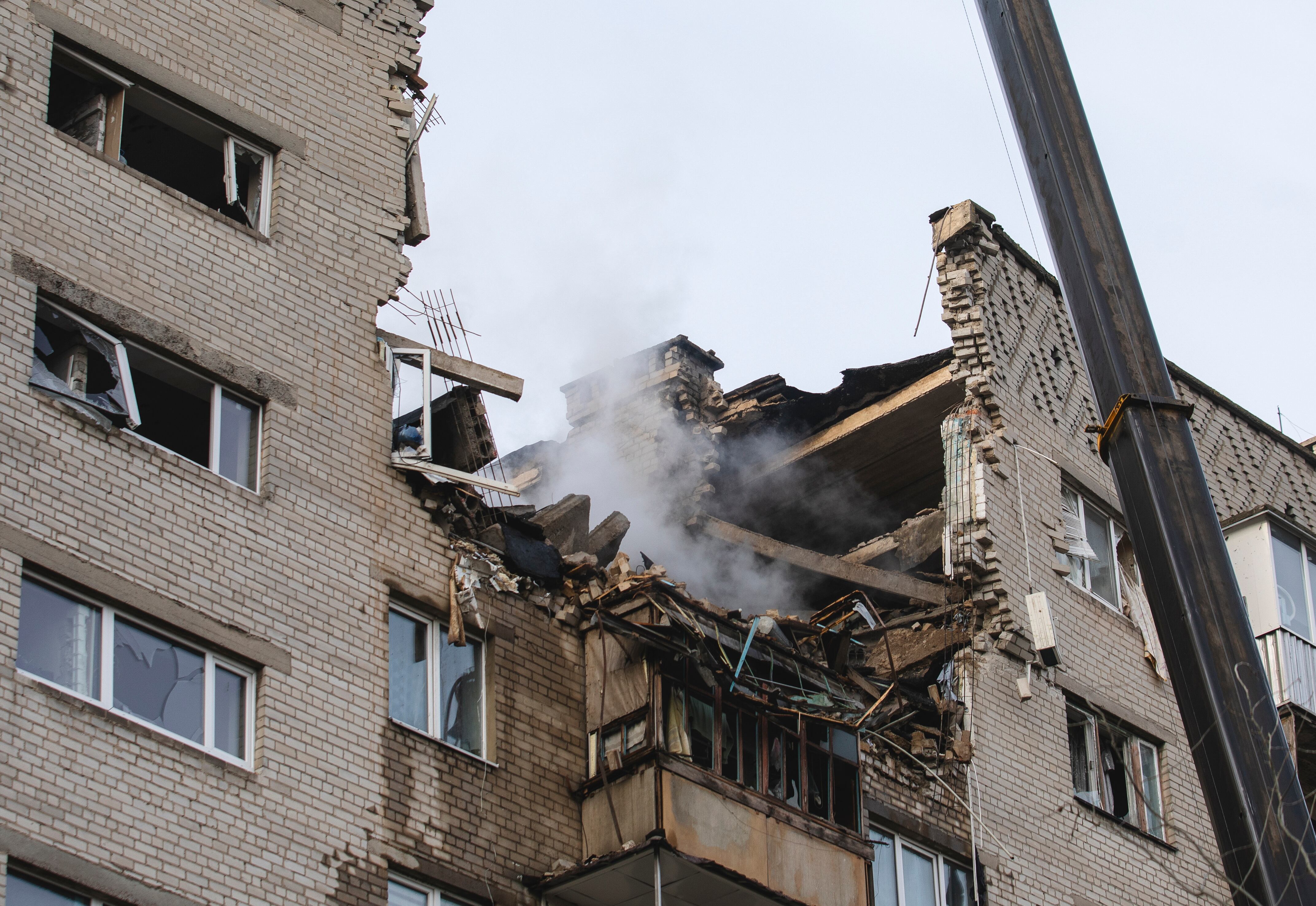Dnipro (Ukraine), 23/02/2024.- Rescuers work on the site of an overnight shock drone attack on a residential building in Dnipro, Dnipropetrovsk region, southeastern Ukraine, 23 February 2024, amid the Russian invasion. At least eight people were injured in Dnipro as Russia launched 31 shock drones on the south and central, 23 of them intercepted, according to the Ukrainian Air Force. (Rusia, Ucrania) EFE/EPA/ARSEN DZODZAIEV