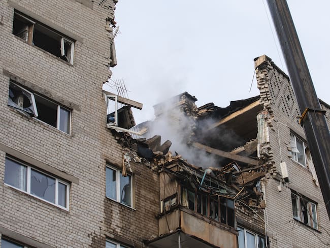 Dnipro (Ukraine), 23/02/2024.- Rescuers work on the site of an overnight shock drone attack on a residential building in Dnipro, Dnipropetrovsk region, southeastern Ukraine, 23 February 2024, amid the Russian invasion. At least eight people were injured in Dnipro as Russia launched 31 shock drones on the south and central, 23 of them intercepted, according to the Ukrainian Air Force. (Rusia, Ucrania) EFE/EPA/ARSEN DZODZAIEV