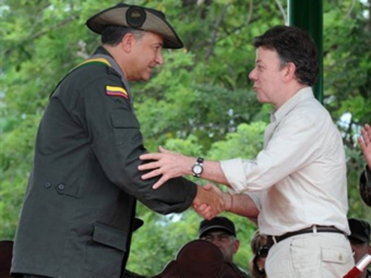 Santos da voto de confianza al General Naranjo tras revelaciones de Wikileaks