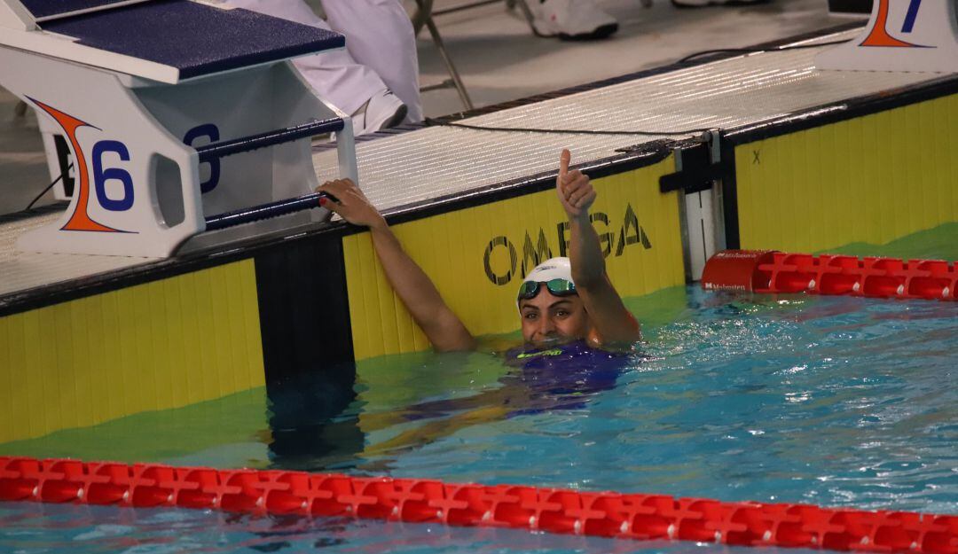 Karina Vivas, luego de establecer un nuevo récord nacional en 100 metros pecho