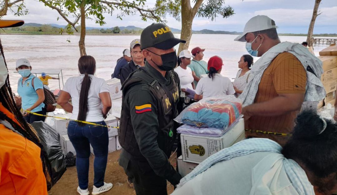 Los uniformados ayudan brindando la seguridad de los afectados y entregando ayudas humanitarias