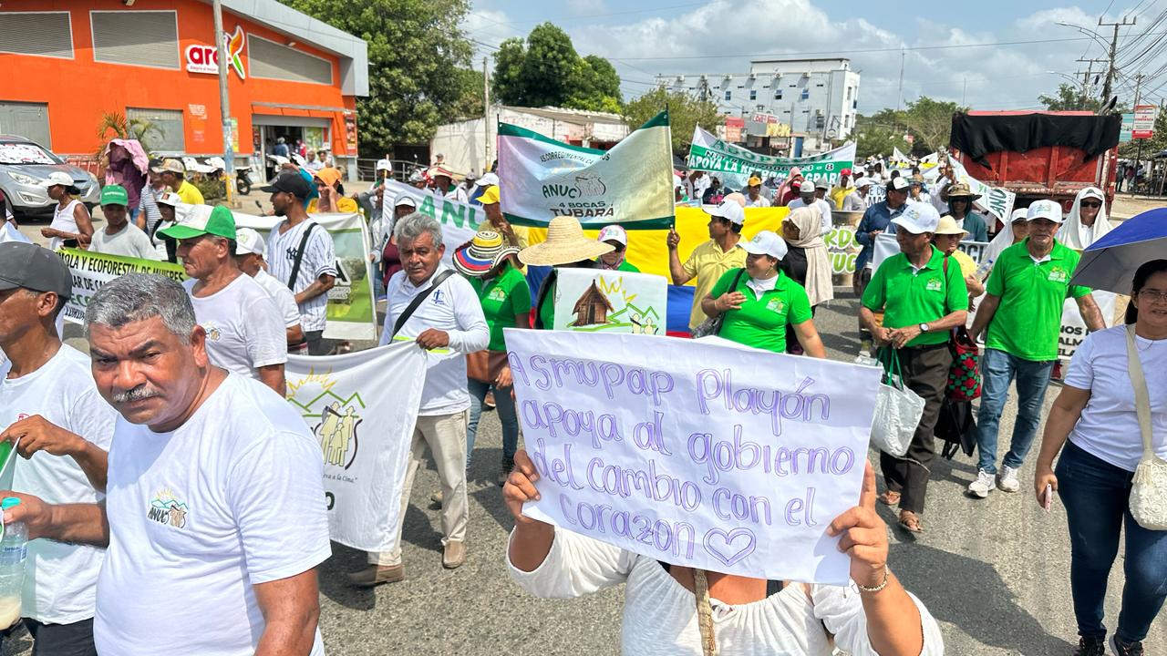 Delegaciones campesinas de Córdoba, lideradas por la ANUC, participaron en una movilización masiva en Lorica y Las Cruces.