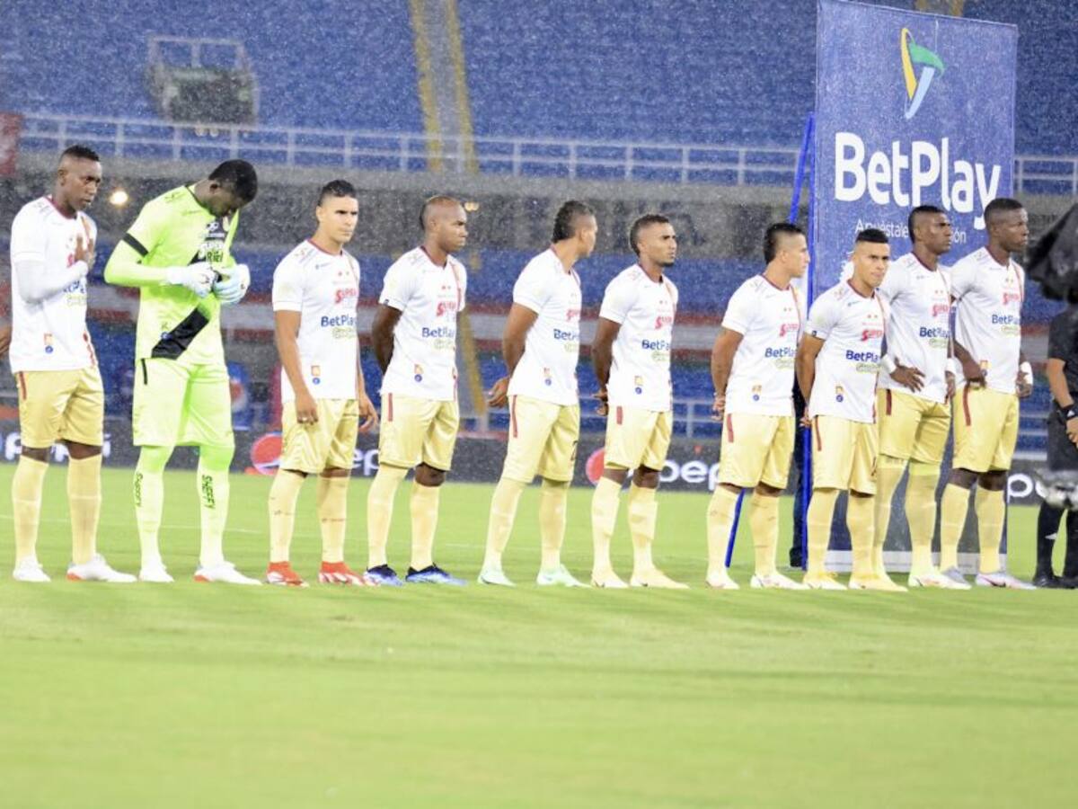 La gran atajada de William Cuesta bajo la lluvia antes de la suspensión