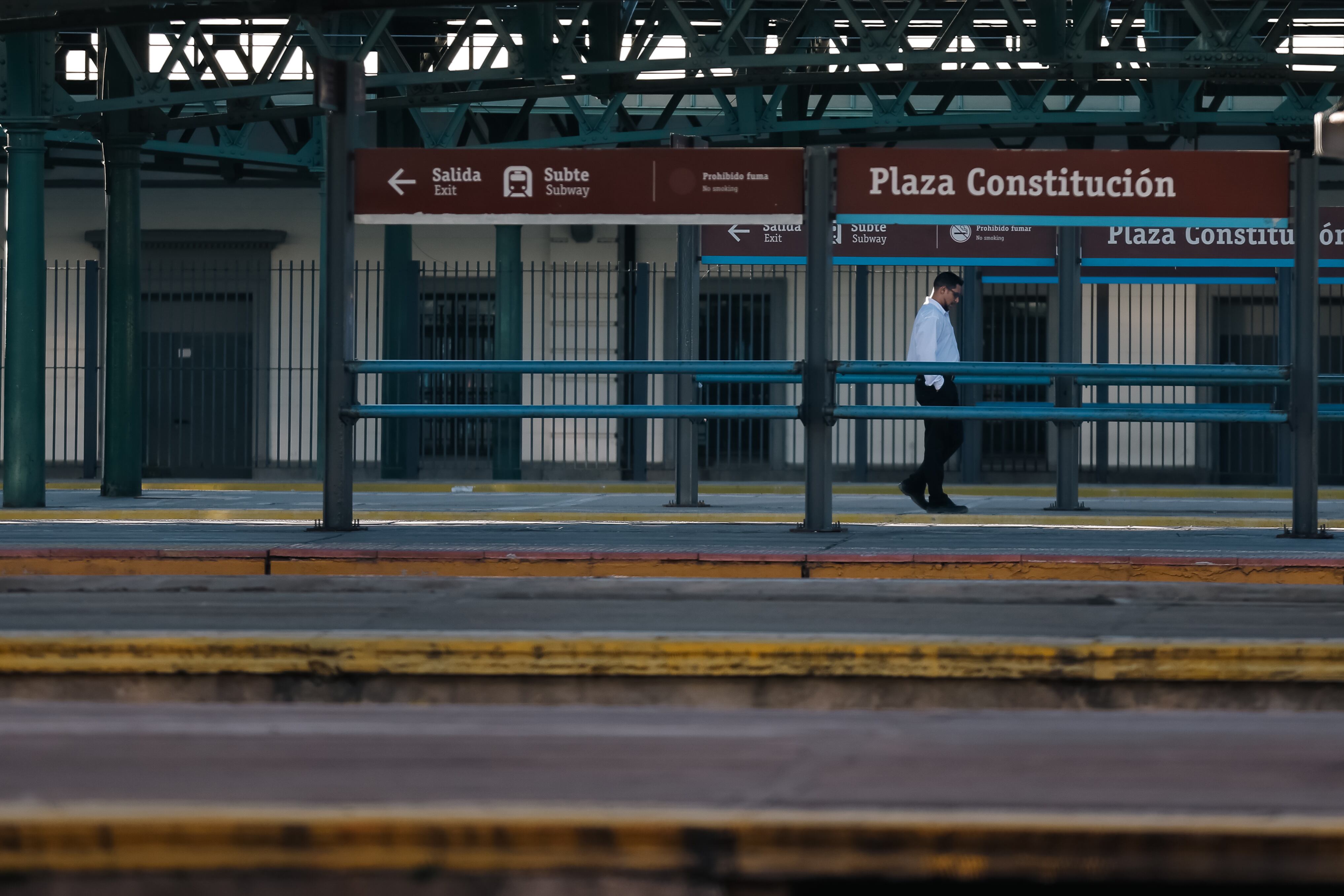 AME4862. BUENOS AIRES (ARGENTINA), 09/05/2024.- Una personas camina en la estación ferroviaria de Constitución este jueves en Buenos Aires (Argentina). La calma es la norma general con que Argentina vive desde la medianoche (03.00 GMT) de este jueves el comienzo de una huelga general de 24 horas, la segunda bajo el mandato del ultraliberal Javier Milei como presidente del país. EFE/Juan Ignacio Roncoroni