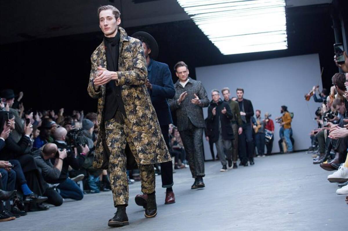 Una serie de modelos presentan la colección de otoño, invierno 2015 en la semana de la moda masculina en Londres, Inglaterra, que se realizará hasta el próximo 12 de enero.