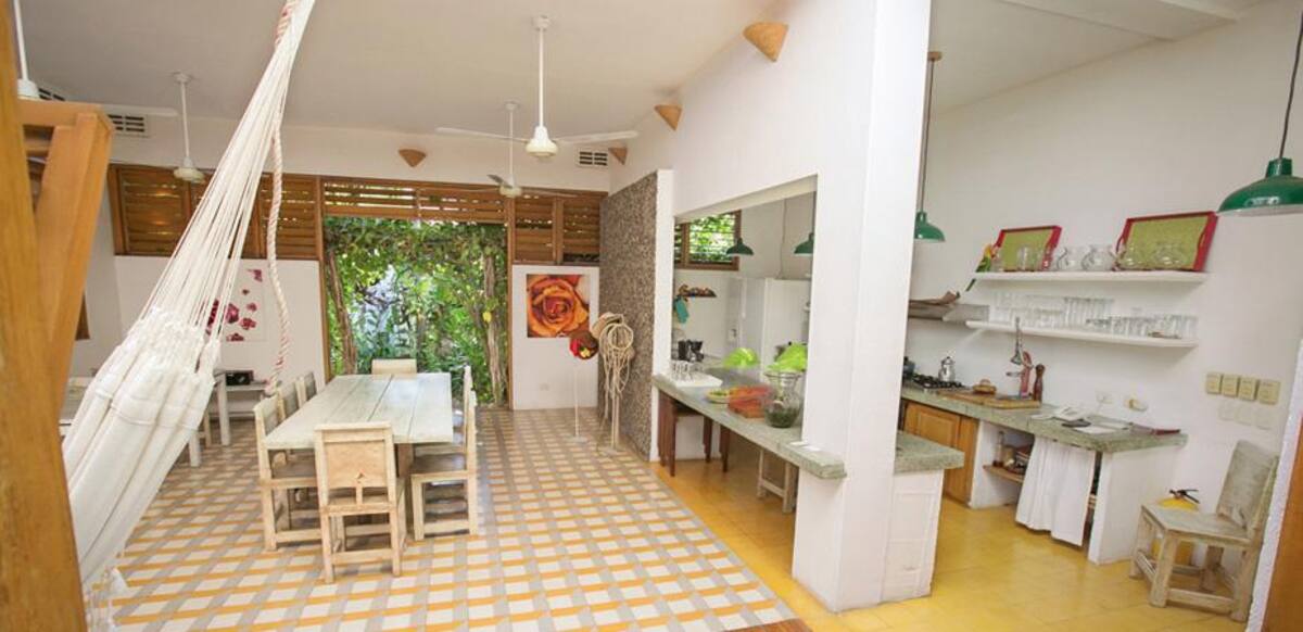 Levantarse en la mañana en un buen día soleado en el Hotel Boutique Casa Rosalía, en Valledupar, le levanta el ánimo al más triste, con esa luz brillante, viva, y ese desayuno con arepa típica vallenata preparada a la usanza de la dueña de la casa, horneadas sobre hojas del mango del patio, no deja espacio para las tristezas.