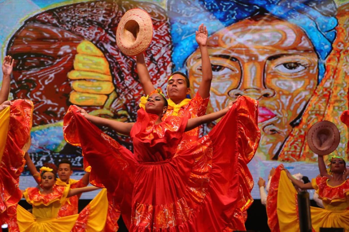 Durante más de una hora, 500 bailarines de 22 grupos folclóricos y cuatros casas de cultura participaron en una puesta en escena que exaltó los elementos tradicionales más significativos del Carnaval de Barranquilla a lo largo de su historia.