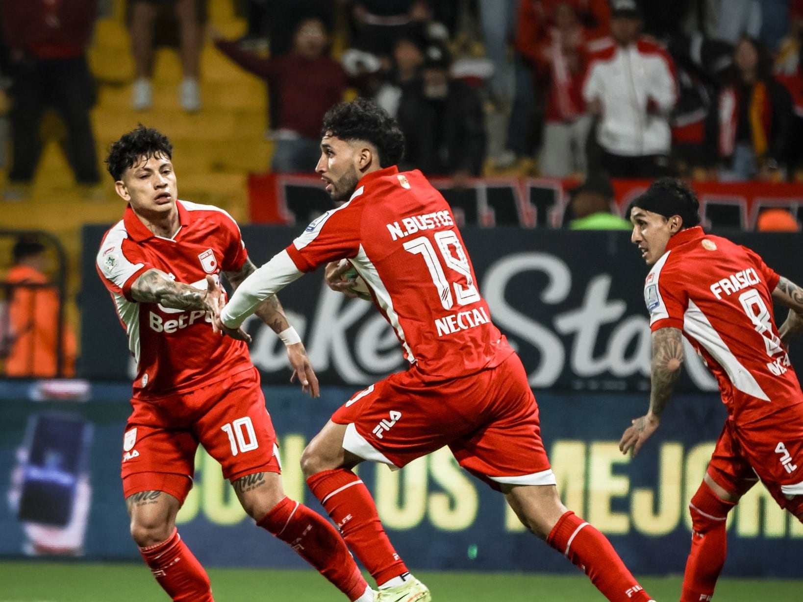Nahuel Bustos celebra el gol del empate de Santa Fe ante Fortaleza / Twitter: @santafe.