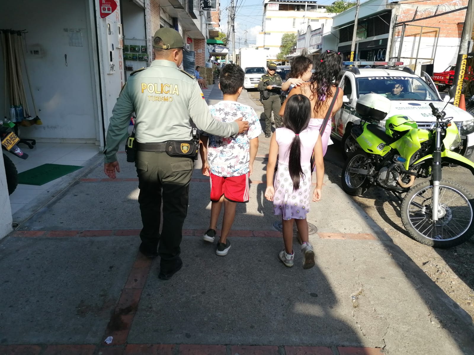 Los menores al parecer eran dejados por su progenitora en el sitio durante varios días.