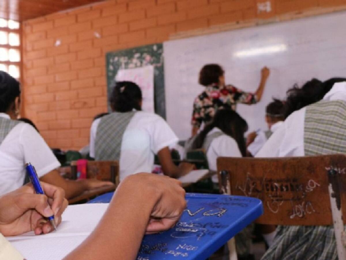 Niveles de contagio en menores de edad impediría retorno al aula
