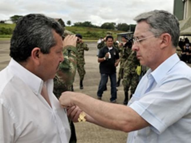 Uribe pide a Policía explicar selección de general Buitrago como su jefe de seguridad