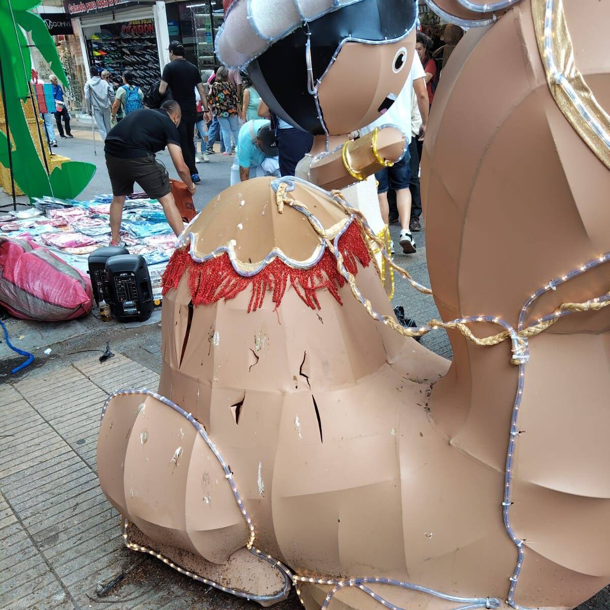 No hay derecho, nuevamente fueron vandalizadas figuras del alumbrado navideño en Armenia