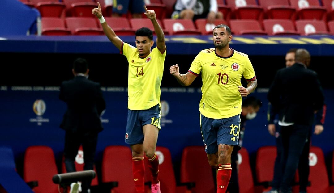 Luis Díaz y Edwin Cardona celebrando el gol ante Argentina en la Copa América 2021
