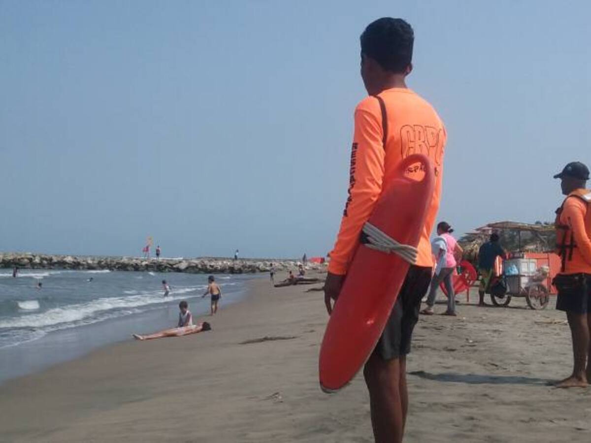 Rescatan a tres personas en playas del Atlántico