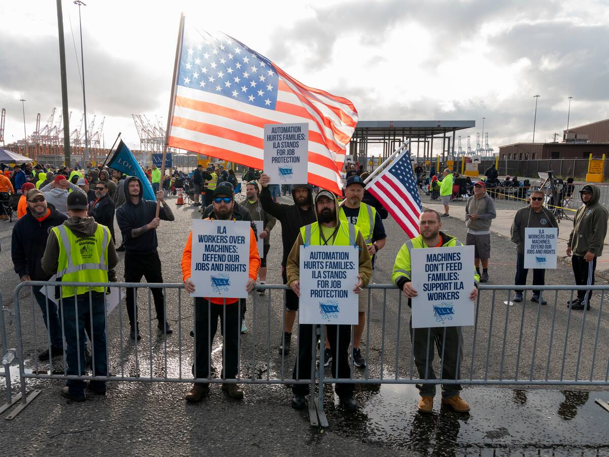Trabajadores portuarios de EE.UU. levantan huelga tras lograr acuerdo sobre sus salarios