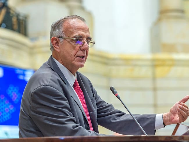 El ministro de Defensa Iván Velásquez tendrá que volver al Congreso, ahora para enfrentarse a una moción de censura citada por la oposición (Cortesía: MinDefensa)