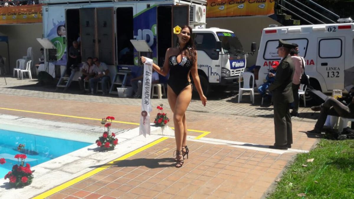 Desfile en traje de baño de las candidatas al Reinado Internacional del Café