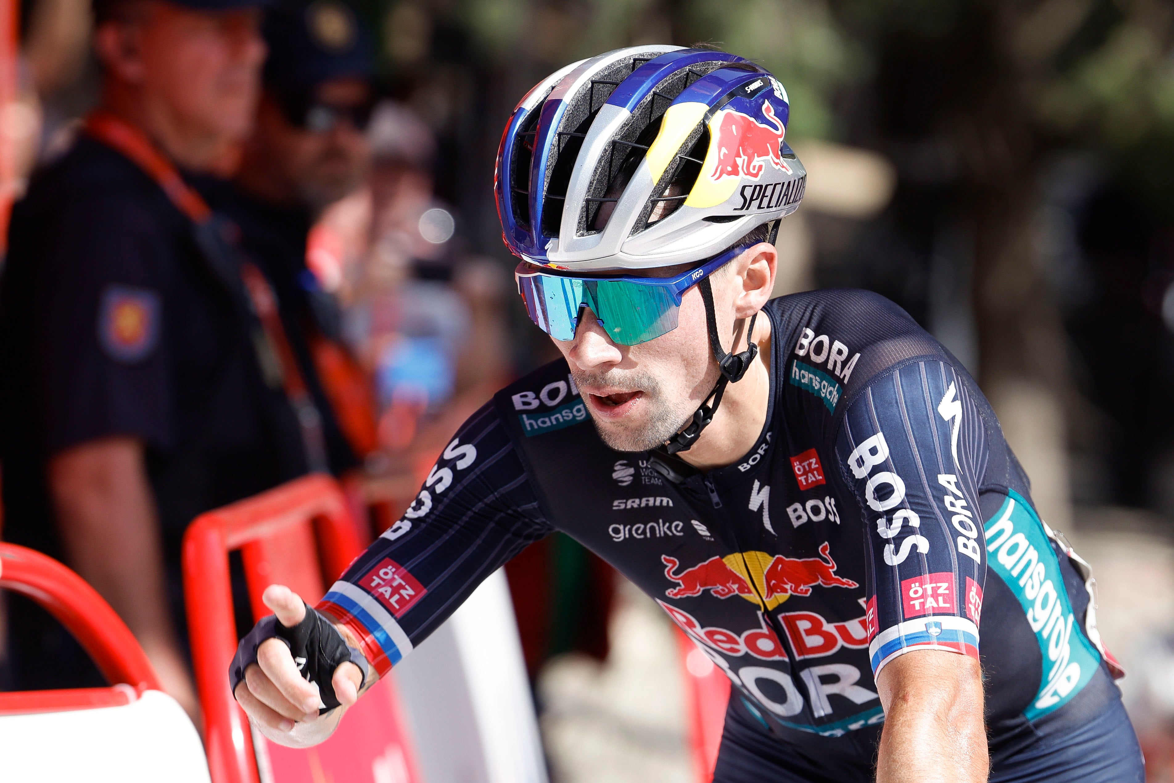 ÚBEDA, 24/08/2024.- El ciclista esloveno Primo Roglic celebra la victoria en la octava etapa de la Vuelta a España, este sábado, entre Úbeda y Cazorla, de 159 kilómetros de recorrido. EFE/ Javier Lizón