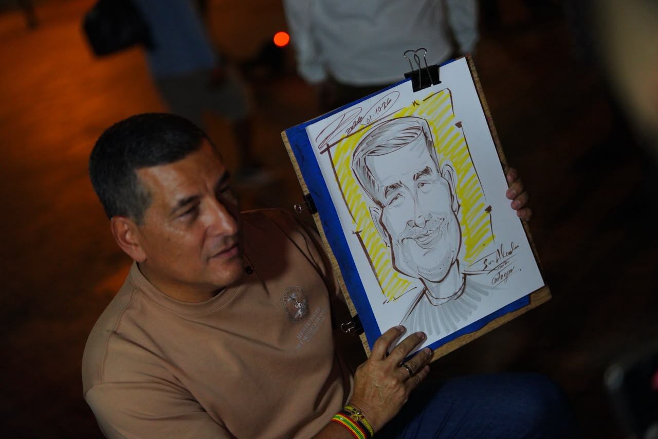 Dumek Turbay cumplió y se dejó caricaturizar por RoberArt frente a la Torre del Reloj