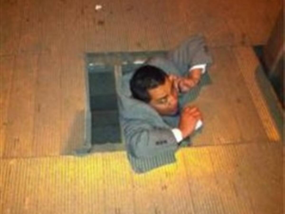 Hombre quedó ‘enterrado’ en el hueco de un puente peatonal de Transmilenio