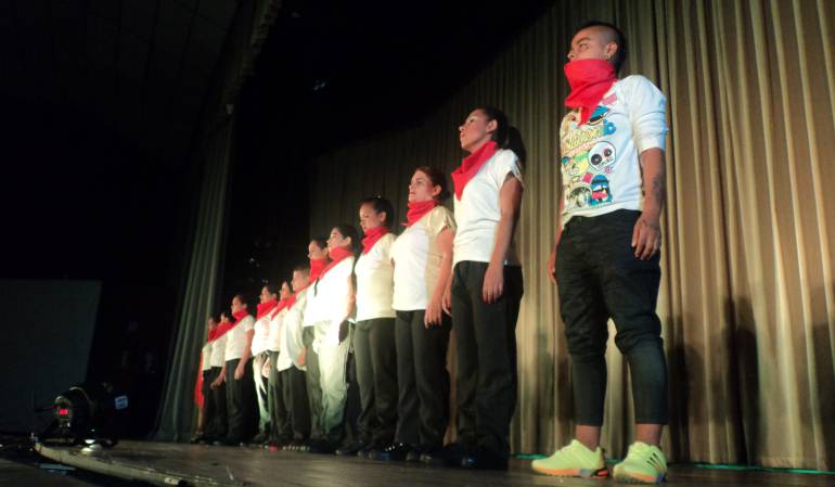 El grupo de teatro está conformado por 14 reclusas que presentaron la obra en el teatro de la Cruz Roja en Armenia.