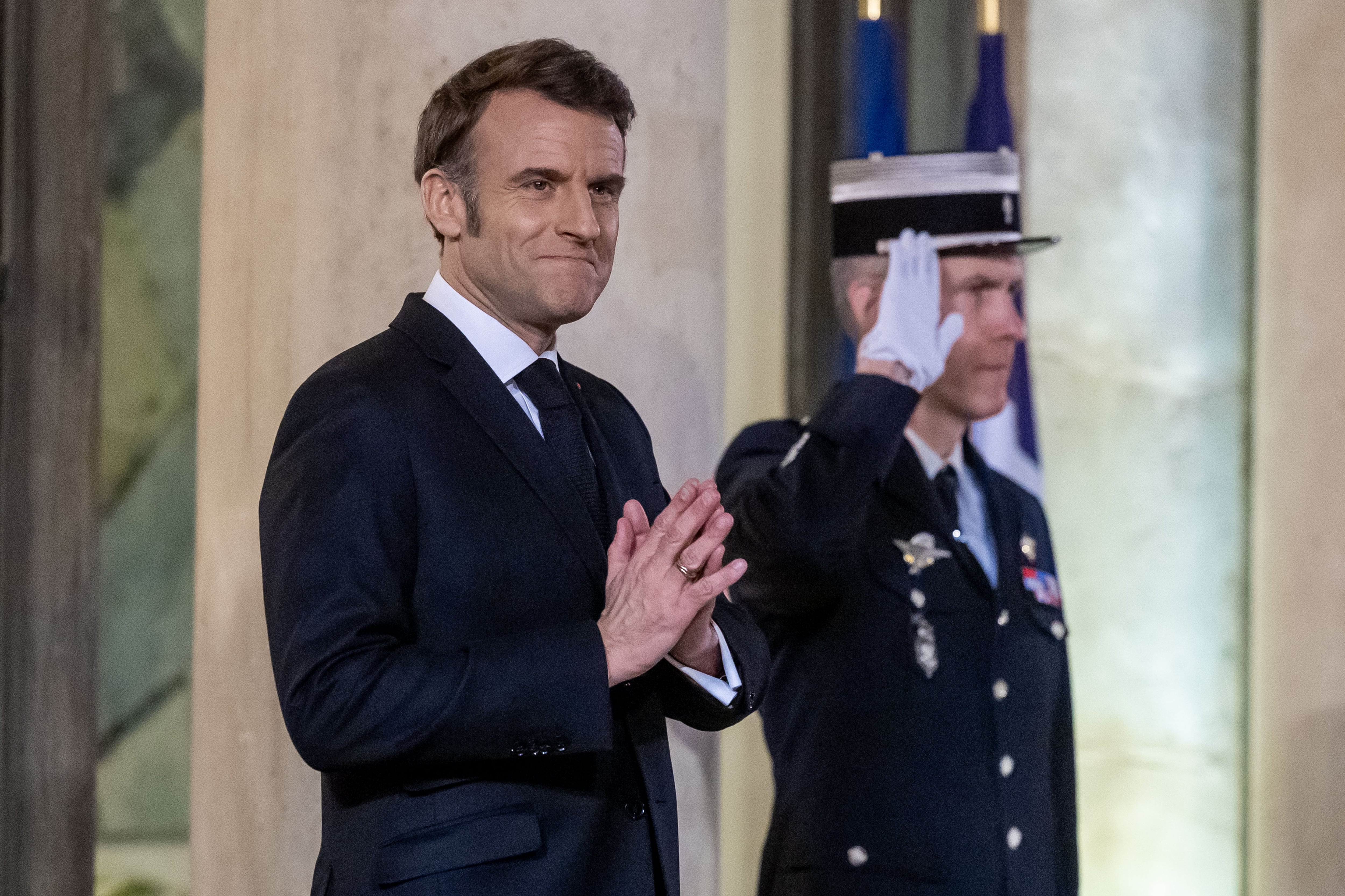 PARIS (France), 05/03/2025.- French President Emmanuel Macron gestures as he attends to welcome Hungary's Prime Minister Viktor Orban for a working dinner at Elysee Palace in Paris, France, 05 March 2025. (Francia, Hungría) EFE/EPA/CHRISTOPHE PETIT TESSON