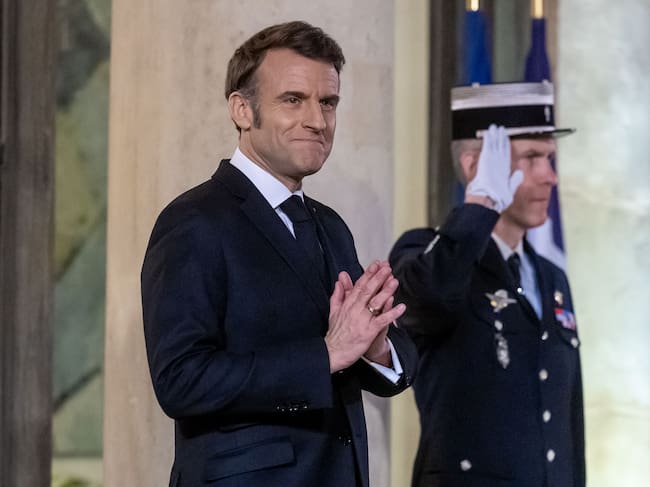 PARIS (France), 05/03/2025.- French President Emmanuel Macron gestures as he attends to welcome Hungary's Prime Minister Viktor Orban for a working dinner at Elysee Palace in Paris, France, 05 March 2025. (Francia, Hungría) EFE/EPA/CHRISTOPHE PETIT TESSON