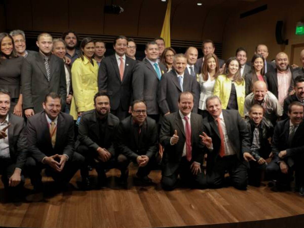 Independencia, responsabilidad y humor: La Luciérnaga recibe condecoración