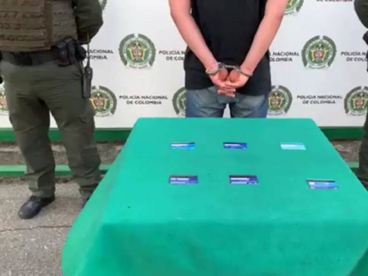 Capturan hombre cambiando tarjetas en un cajero de Cabecera