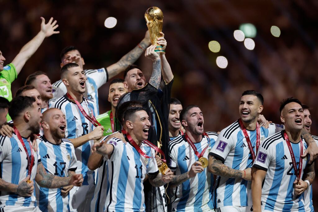 Lionel Messi levanta el trofeo de campeón del Mundial junto a sus compañeros de la Selección Argentina / Getty Images
