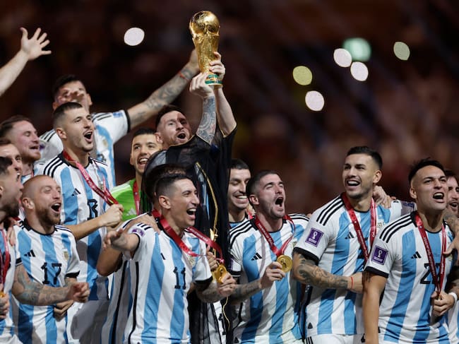 Lionel Messi levanta el trofeo de campeón del Mundial junto a sus compañeros de la Selección Argentina / Getty Images