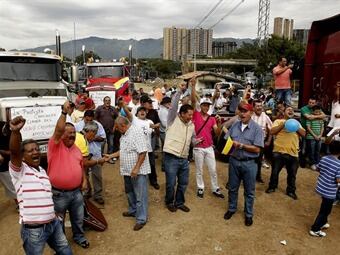 Cientos de camioneros protestando por los altos costos de los combustibles. Foto: Efe.