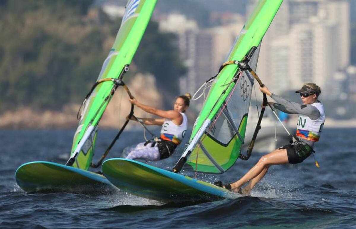 Las danesas Laerke Buhl-Hansen y Angeliki Skarlatou compiten en Vela en los Juegos Olímpicos de Río 2016.