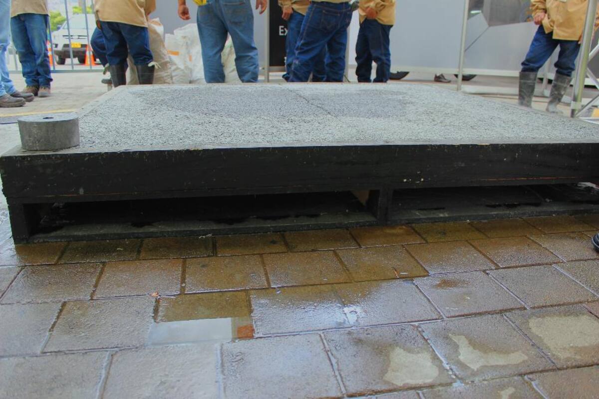 De primera mano, mire cómo actúa el concreto permeable frente a la humedad.