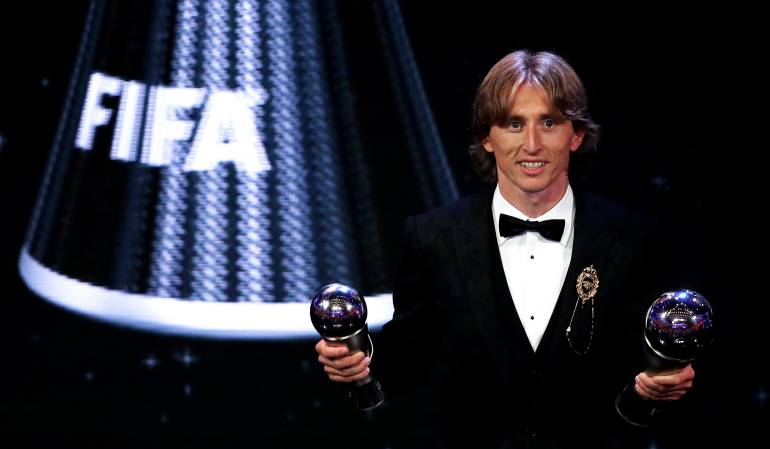 A Luka Modric, ganador del the Best no. El mejor jugador del mundo fue fotografiado usando su celular, un iPhone 5, celular de hace 5 años.