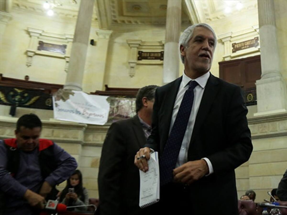 Chefs privados, iPhone 8 y cubiertos exclusivos: los lujos de la alcaldía Peñalosa