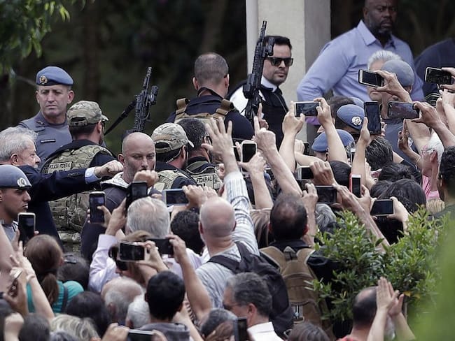 El expresidente brasileño Luiz Inácio Lula da Silva llega este sábado para el funeral de su nieto Arthur Araujo Lula da Silva en Sao Bernardo do Campo (Brasil).